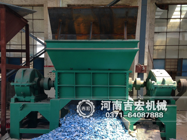 塑料撕碎機(jī)廠家力薦的超強(qiáng)粉碎設(shè)備！