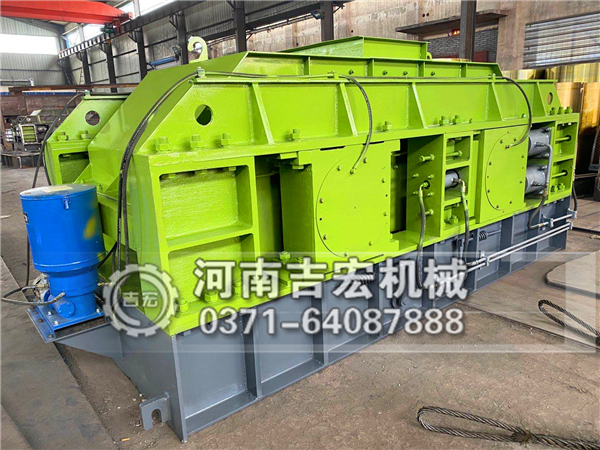 鵝卵石砂石生產線中的核心制砂設備-液壓對輥制砂機！