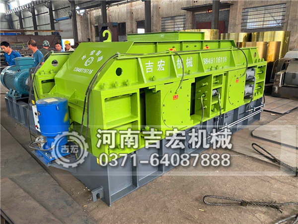 建筑碎料破沙機(jī)我們一般選擇雙輥式制沙機(jī)！