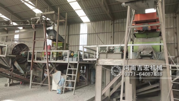 出料3毫米的對(duì)輥制砂機(jī)多少錢(qián)一臺(tái),哪個(gè)廠(chǎng)家好？