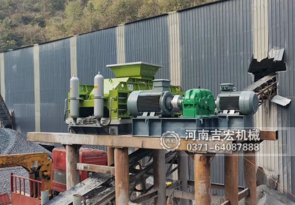 山石硬度大難處理？液壓對輥高壓碾壓設(shè)計,破碎效果立竿見影！